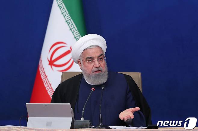 하산 로하니 이란 대통령이 7일(현지시간) 테헤란에서 열린 국무회의서 최근 오스트리아 빈에서 열린 핵합의 당사국 회담이 "새로운 장을 열었다＂고 긍정 평가하는 발언을 하고 있다. © AFP=뉴스1 © News1 우동명 기자