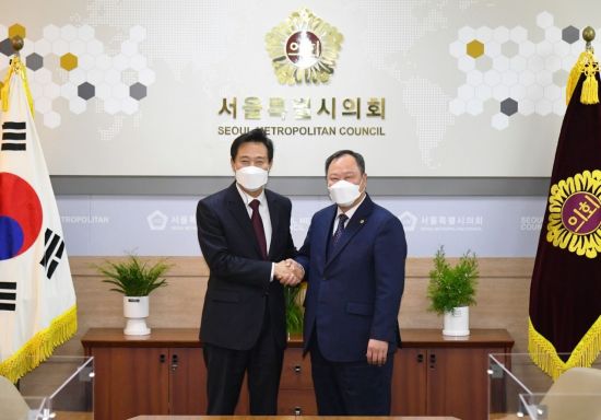 오세훈 시장이 8일 취임 이후 첫 일정으로 김인호 서울시의회 의장을 찾아 협치를 요청했다.