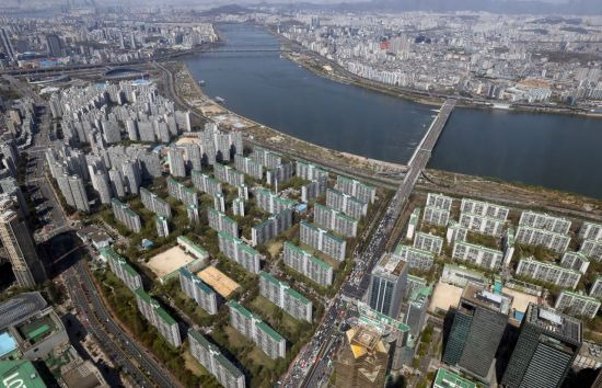 지난 9일 서울 송파구 롯데월드타워 전망대 서울스카이에서 바라본 송파구 잠실주공 5단지를 비롯한 한강변 아파트 모습 <사진=연합뉴스>
