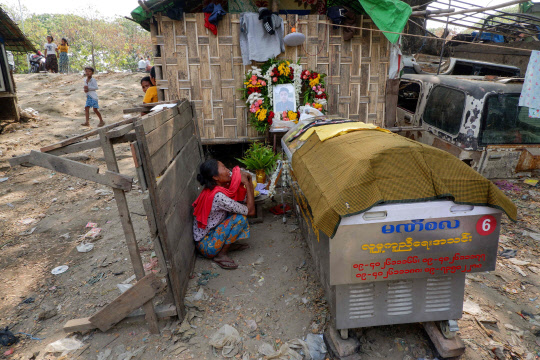 미얀마 군부 쿠데타에 반대하는 만달레이시의 시민 시위에 참여했다가 숨진 한 민간인 장례식에서 할머니 등 가족들이 슬퍼하고 있다.