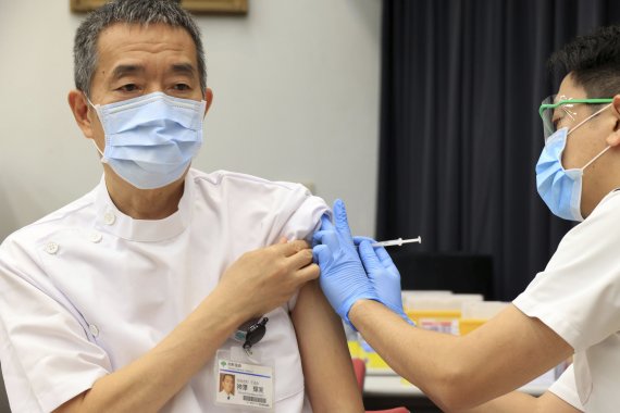 일본에서 국립병원 종사자가 코로나19 백신을 접종하는 모습. AP뉴시스