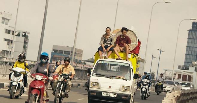 통일 이후 사회 계몽적인 내용이 대부분이었던 베트남의 영화는 최근 소재가 점점 다양해지고 있다. 사진은 2019년 부산국제영화제에서 뉴커런츠상을 받았던 쩐타인후이(Tran Thanh Huy) 감독의 <롬>(Rom)의 한 장면. 이 영화는 도시빈민 문제를 다뤘다. 부산국제영화제 누리집 갈무리