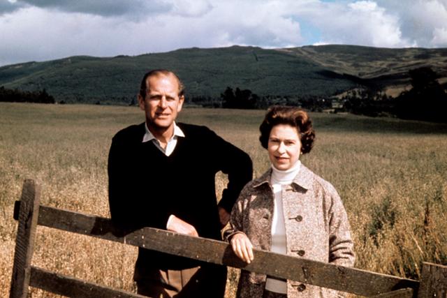 엘리자베스 2세 영국 여왕과 필립공이 1972년 결혼 20주년을 맞아 스코틀랜드를 여행하고 있다. 에버딘셔=AP 연합뉴스