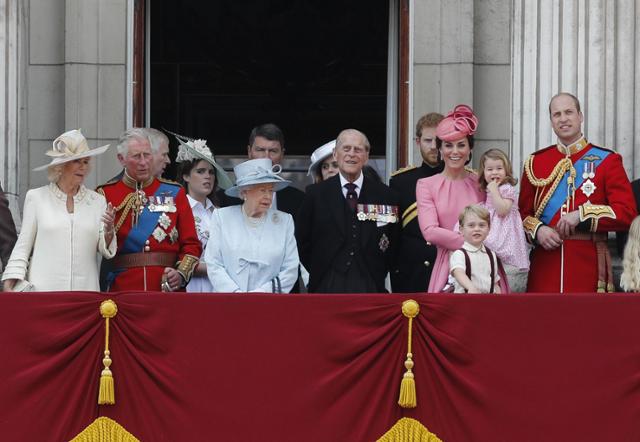 엘리자베스 2세 영국 여왕과 필립공을 비롯한 영국 왕실 가족이 2017년 버킹엄 궁전에서 시민들에 모습을 보이고 있다. 런던=AP 연합뉴스