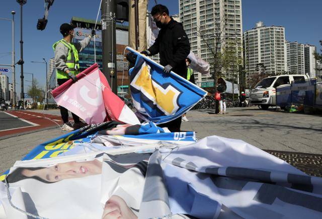 8일 오전 서울 송파구 잠실새내역 인근에서 송파구청 직원들이 선거 관련 홍보 현수막을 철거하고 있다. 뉴스1