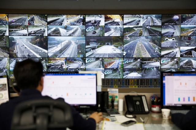 인제양양터널 운영실 모습. 이 터널에 설치된 AI CCTV는 돌발상황이 감지되면 곧바로 이를 통제실로 전송한다. 사진=에스원