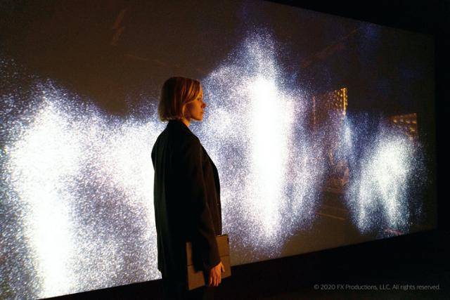 포트리스의 최측근 케이티 역시 속내를 알 수 없는 인물이다. 그는 데브스의 비밀을 알고 있는 극소수 사람 중 한 명이다. 왓챠 제공