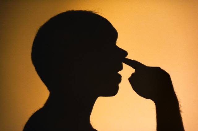 코를 판다고 콧구멍이 커지지는 않는다./사진=클립아트코리아