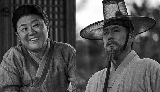 영화 '자산어보'(감독 이준익)에선 흑산도에 귀양 온 정약전(설경구)이 그를 살뜰히 살펴주는 여인 가거댁(이정은)과의 사이에서 자녀를 얻는 내용이 나온다. 역사적 사실에 바탕한 스토리다. [사진 메가박스중앙플러스엠]