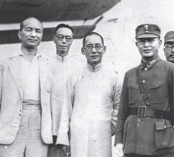 왕징웨이를 마중 나온 룽윈(왼쪽 셋째)과 허잉친(오른쪽 둘째). 1938년 12월 8일, 쿤밍. [사진 김명호]