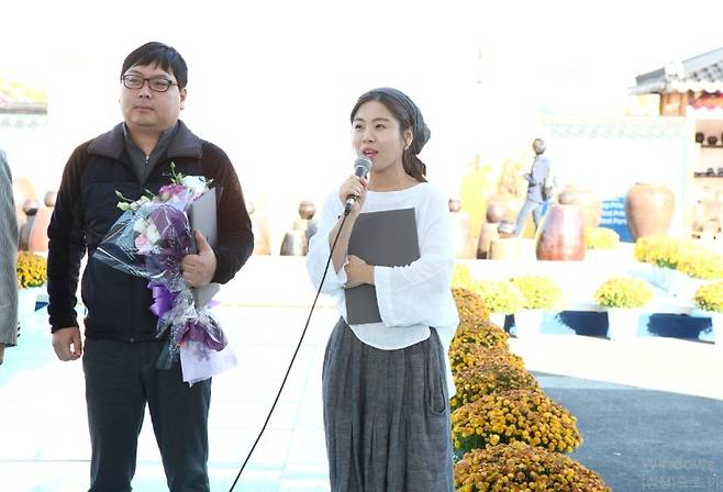 Bittelock Agricultural Corporation CEO Choi Yoon-hee (right) receives a prize at the 2014 Jeonju International Fermented Food Expo for Yakcho-Anak. (Photo credit: Yakcho-Anak)