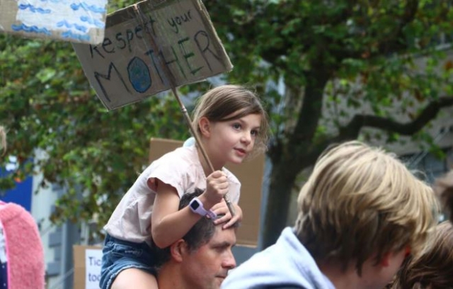 오클랜드 시위에 참여한 한 어린이. TVNZ 1news 캡처