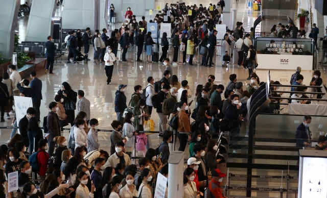 봄철 제주도 여행객이 증가하고 있는 9일 오전 서울 강서구 김포공항 국내선 출발장이 승객들로 붐비고 있다. 뉴시스
