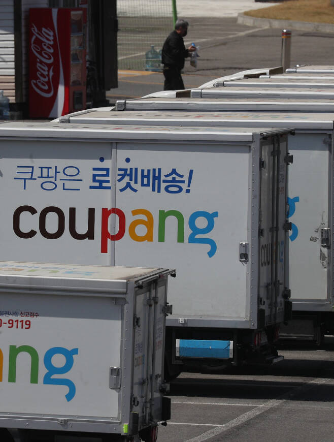 서울 서초구의 한 주차장에 쿠팡 배송 차들이 세워져 있다.[이승환 기자]