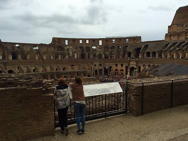 콜로세움 안쪽 풍경. 면적 2만4000㎡의 4층 구조로 관중 5만명 이상을 수용할 수 있는 콜로세움은 로마 시대 건설된 건축물 가운데 가장 규모가 크다. 【송경은 기자】