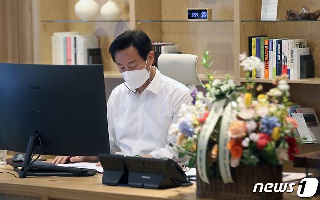(서울=뉴스1) 황기선 기자 = 38대 서울특별시장에 당선된 오세훈 시장이 8일 오후 서울시청 집무실에서 주요현안 자료를 살펴보고 있다. 2021.4.8/뉴스1
