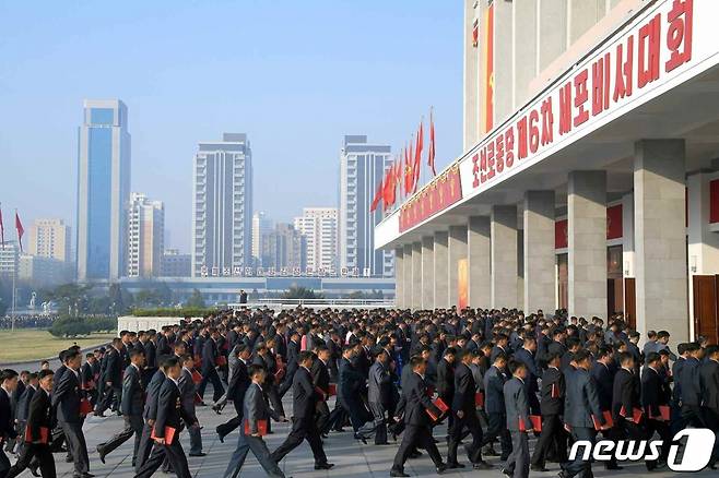 북한 노동당이 세포비서대회를 열었다. 사진은 코로나19 국면에도 불구하고 마스크를 착용하지 않은 사람들이 '세포비서대회' 참석을 위해 평양체육관에 들어서는 모습. /사진=뉴스1(노동신문)