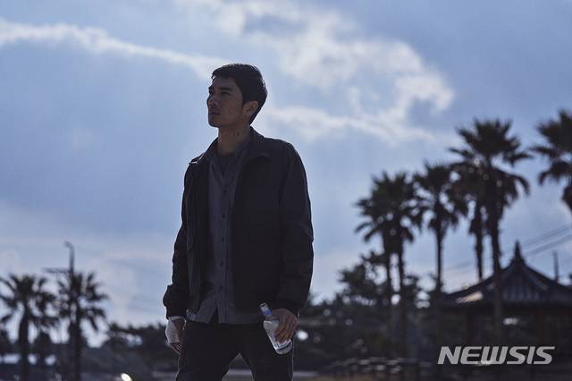 [서울=뉴시스] 영화 '낙원의 밤' 스틸. (사진=넷플릭스 제공) 2021.04.09 photo@newsis.com