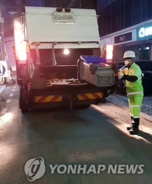강남구(구청장 정순균)가 신종 코로나바이러스 감염증(코로나19)으로 어려움을 겪는 소상공인의 경영부담을 덜어주기 위해 관내 소형음식점 9800여개소를 대상으로 지난 4월부터 시행 중인 음식물쓰레기 무상수거를 오는 12월까지 연장한다. 2020.9.14 [서울 강남구청 제공. 재판매 및 DB 금지] 연합뉴스