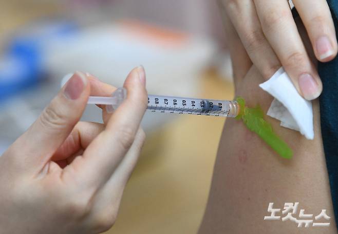 예방접종센터에서 대상자들이 백신을 접종받고 있다. 윤창원 기자