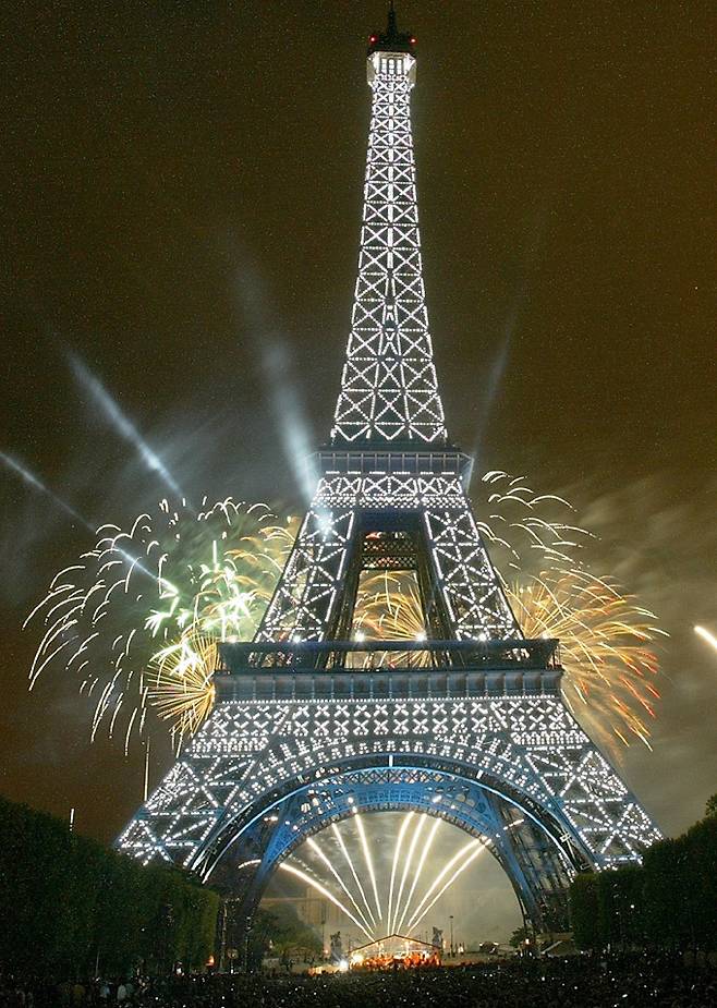 19세기 말 에펠탑을 건설할 당시까지 모든 탑은 직선 형태를 띠고 있었지만 최고 높이를 자랑한 에펠탑은 바람의 영향을 고려해 4개 모서리를 나팔 모양으로 벌어지도록 했다. 세계일보 자료사진