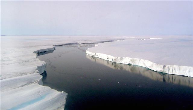 ‘지구 종말의 날 빙하’로도 불리는 남극대륙의 스웨이츠 빙하 아래로 따뜻한 바닷물이 유입되는 경로 3곳이 처음으로 확인됐다.