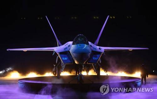 공개되는 한국형전투기 보라매(KF-21) 시제기 (사천=연합뉴스) 최재구 기자 = 9일 경남 사천시 한국항공우주산업(KAI) 고정익동에서 한국형전투기 보라매(KF-21) 시제기 출고 퍼포먼스가 진행되고 있다. 2021.4.9 jjaeck9@yna.co.kr