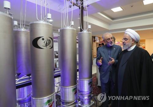 원심분리기를 둘러보는 이란 대통령(오른쪽) [AFP=연합뉴스 자료사진]