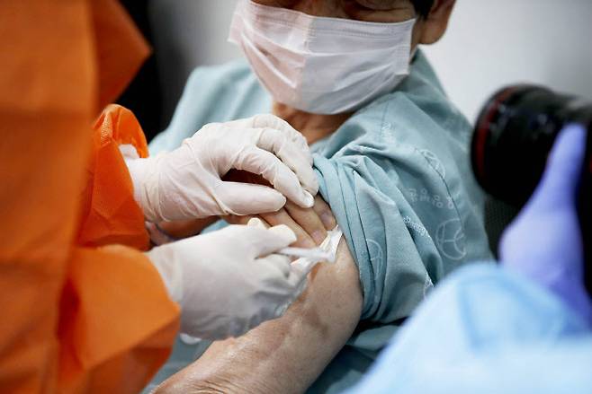 23일 오전 광주 북구 신안동 한 요양병원에서 의료진이 65세 이상 입소자에게 코로나19 백신을 접종하고 있다. 사진=광주 북구 제공