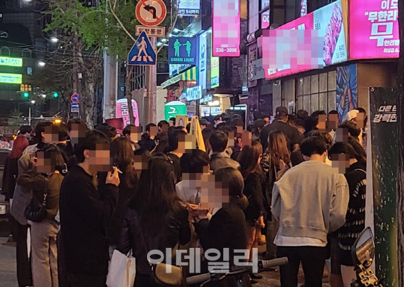10일 밤 서울 마포구 홍대 클럽거리 앞에 사람들이 나와있는 모습.(사진=이용성 기자)