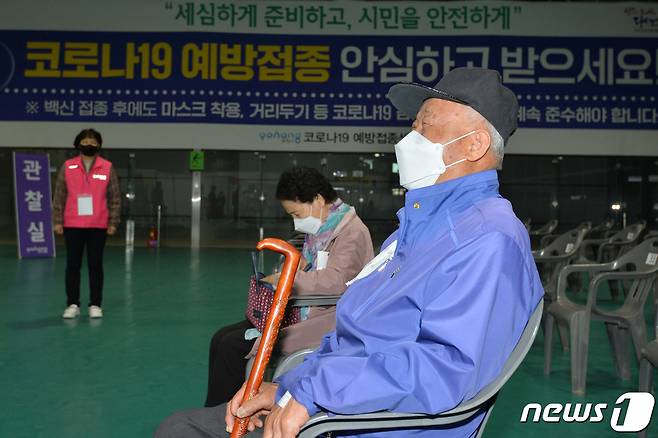 8일 경북 포항시 북구 양덕동 한마음체육관에 설치된 코로나19예방접종센터에서 화이자 백신을 접종받은 시민이 관찰실에서 이상반응을 기다리고 있다.뉴스1 © News1 최창호 기자