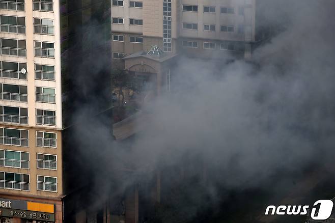 10일 오후 경기 남양주시 다산동의 한 주상복합건물에서 불이 나 연기가 치솟고 있다. 2021.4.10 /뉴스1 © News1 이승배 기자