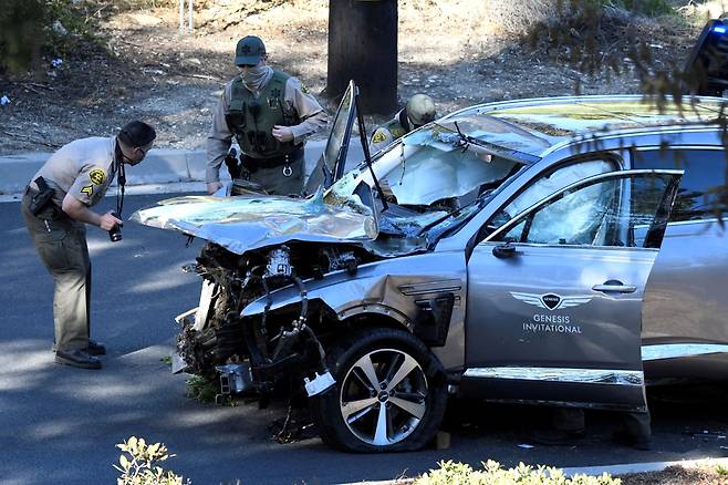 지난 2월 23일(현지 시각) 미국 캘리포니아주 로스앤젤레스에서 LA 카운티 보안관들이 타이거 우즈의 자동차 전복 사고 현장에 출동해 조사를 벌이고 있다. /로이터 연합뉴스