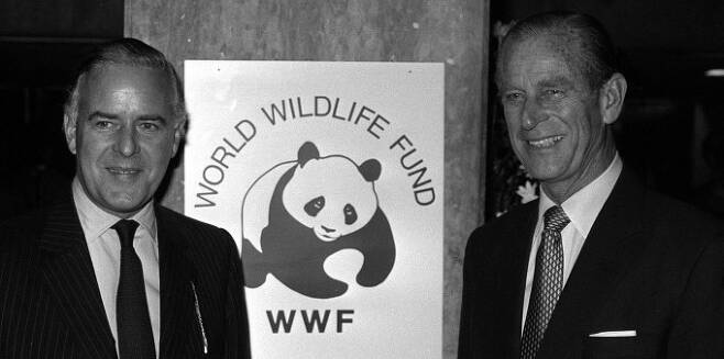 세계야생동물기금(WWF)에 평생 헌신한 영국 필립공(오른쪽). The Royal Family 제공