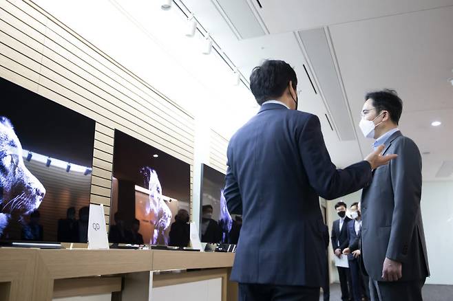 지난해 3월 이재용 삼성전자 부회장이 사업 전략 점검을 위해 삼성디스플레이를 방문한 모습