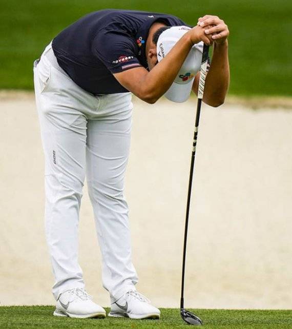 지난 10일 열린 마스터스 토너먼트 2라운드에서 퍼터 손상으로 3번 우드로 퍼트를 하고 있는 김시우가 버디 퍼트가 홀을 살짝 스쳐 지나치자 아쉬워 하고 있다. 김시우는 15번홀에서 화를 참지 못하고 퍼터로 땅을 내리 찍어 퍼터가 구부러졌다. PGA투어 제공