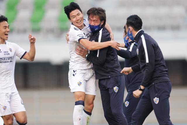 울산 현대의 김인성(왼쪽에서 두번째)이 11일 경기 수원종합운동장에서 열린 하나원큐 K리그1 2021 9라운드 수원FC와의 경기에서 극장골을 터뜨린 뒤 홍명보 감독과 기쁨을 나누고 있다. 프로축구연맹