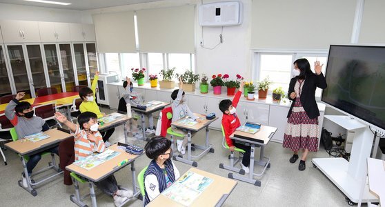 지난 8일 전남 화순 천태초등학교 학생들이 교실에서 수업을 받고 있다. 이 학교는 서울 학생 3명이 농촌유학을 와 생태·환경 체험 교육에 참여하고 있다. 프리랜서 장정필