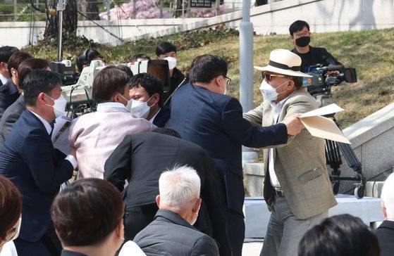 11일 오전 서울 용산구 백범김구기념관 야외광장에서 열린 제102주년 대한민국 임시정부 수립 기념식에 광복회원인 김임용씨(오른쪽 선글라스)가 김원웅 광복회장의 멱살을 잡자 관계자들이 이를 제지하고 있다. 오종택 기자