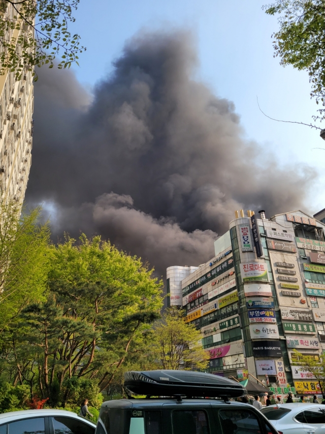 10일 오후 경기 남양주시 다산동 주상복합건물에서 불이 나 일대에 검은 연기가 퍼지고 있다. 독자제공, 연합뉴스