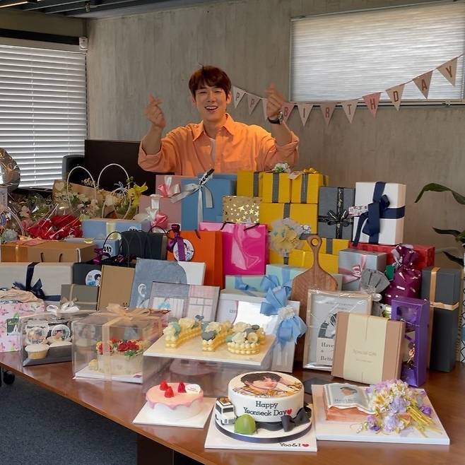 Actor Yoo Yeon-Seok expressed his gratitude to those who celebrated his birthday.On April 11, Yo Yeon-Seok posted photos and videos on his personal Instagram with the article Thank you so much for celebrating this years birthday ~ ~ ~ ~ ~ ~ ~.In the public photos, Yo Yeon-Seok is making a happy face in a space where various cakes and various gift boxes are stacked.In the following video, Yo Yeon-Seok is flying his finger heart and saying, Thank you, everyone, thank you.As soon as I saw it, my mouth was not shut. . . . .I felt all the hearts of each gift, and I was impressed and impressed.  I will show you a good picture by taking a lot of energy and shooting hard! Yoo Yeon-Seok appeared in the movie New Years Eve released in February, and will also appear on TVNs Spicy Doctor Life season 2, scheduled to air this year