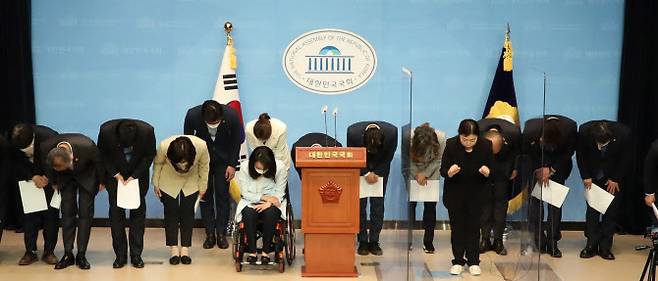 더불어민주당 초선의원들이 9일 서울 여의도 국회 소통관에서 4ㆍ7 재보궐 선거 참패와 관련해 초선 의원들의 입장을 밝힌 뒤 허리숙여 인사하고 있다. (사진=연합뉴스)