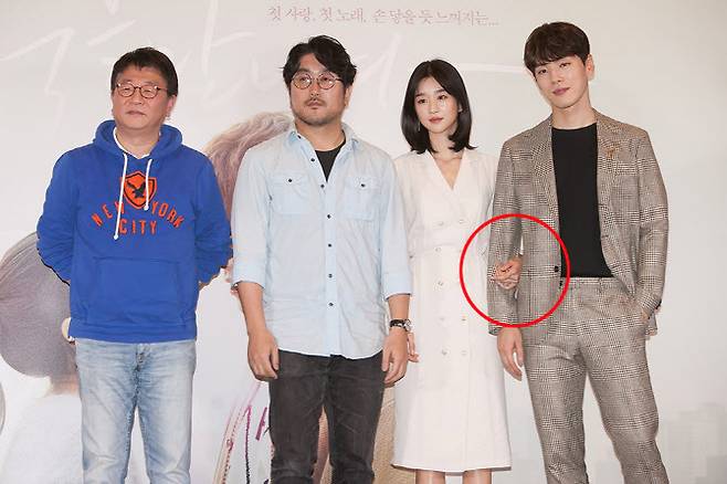 2018년 3월 개봉한 영화 ‘기억을 만나다’ 제작발표회에서 서예지(오른쪽 두번째)와 김정현(오른쪽 첫번째)의 모습