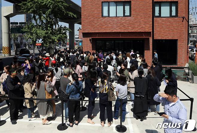 지난 2019년 서울 성동구에 개점한 블루보틀(Blue Bottle) 1호점을 찾은 시민들이 줄을 서 있다. © News1 이재명 기자