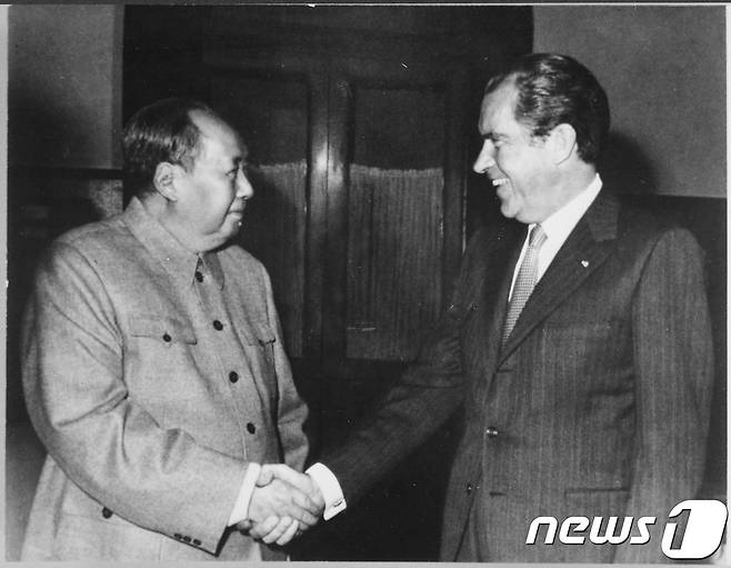 마오쩌둥과 악수하고 있는 닉슨 대통령 - 신화통신 갈무리 © 뉴스1