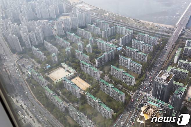 11일 서울 송파구 롯데월드타워 서울스카이에서 잠실주공 5단지의 모습이 보이고 있다. /뉴스1 © News1 황기선 기자