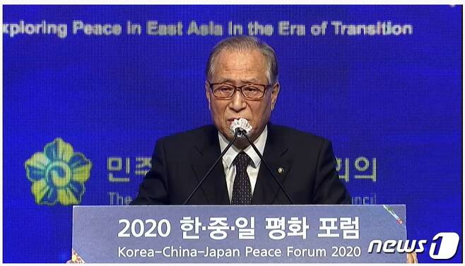 정세현 수석부의장이 한중일 평화포럼에서 환영사를 하고 있다(민주평통 유튜브 갈무리)© 뉴스1