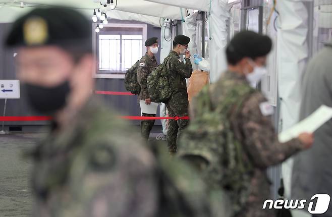 군 장병들이 지난달 30일 서울역의 코로나19 임시선별진료소에서 진단검사를 받고 있다. 2021.3.30/뉴스1 © News1 이성철 기자