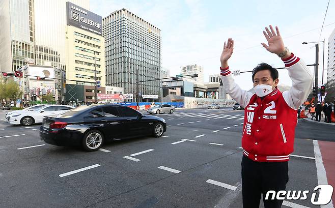 오세훈 서울시장이 지난 2일 오전 선거 운동 당시 서울 세종대로사거리에서 출근길 시민들을 향해 인사하고 있다. 2021.4.2/뉴스1 © News1 국회사진취재단