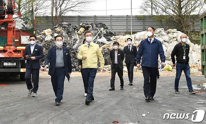 정하영 시장(사진 앞줄 왼쪽에서 두번째)이 12일 시 관계자들과 자원순환시설 현장을 점검하고 있다.(김포시제공)© 뉴스1